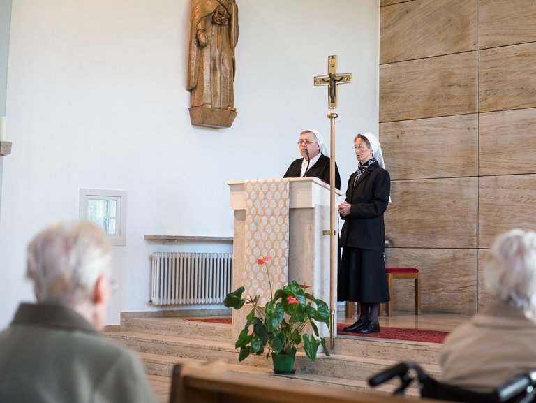 Gottesdienst: zwei Ordensschwestern am Pult