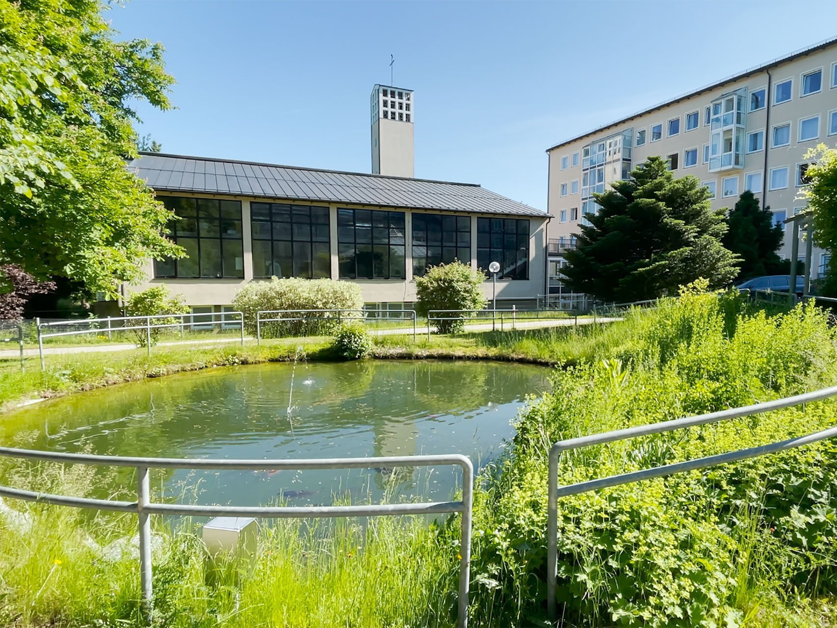 Aussenansicht: Alexandersbad mit kleinem Teich