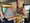 Ein älteres Paar tanzt unter einem Zelt. Der Mann im karierten Hemd und die Frau im bunten Oberteil halten sich an den Händen und tanzen gemeinsam. Die Szene zeigt einen fröhlichen Moment bei einer Veranstaltung im Freien.